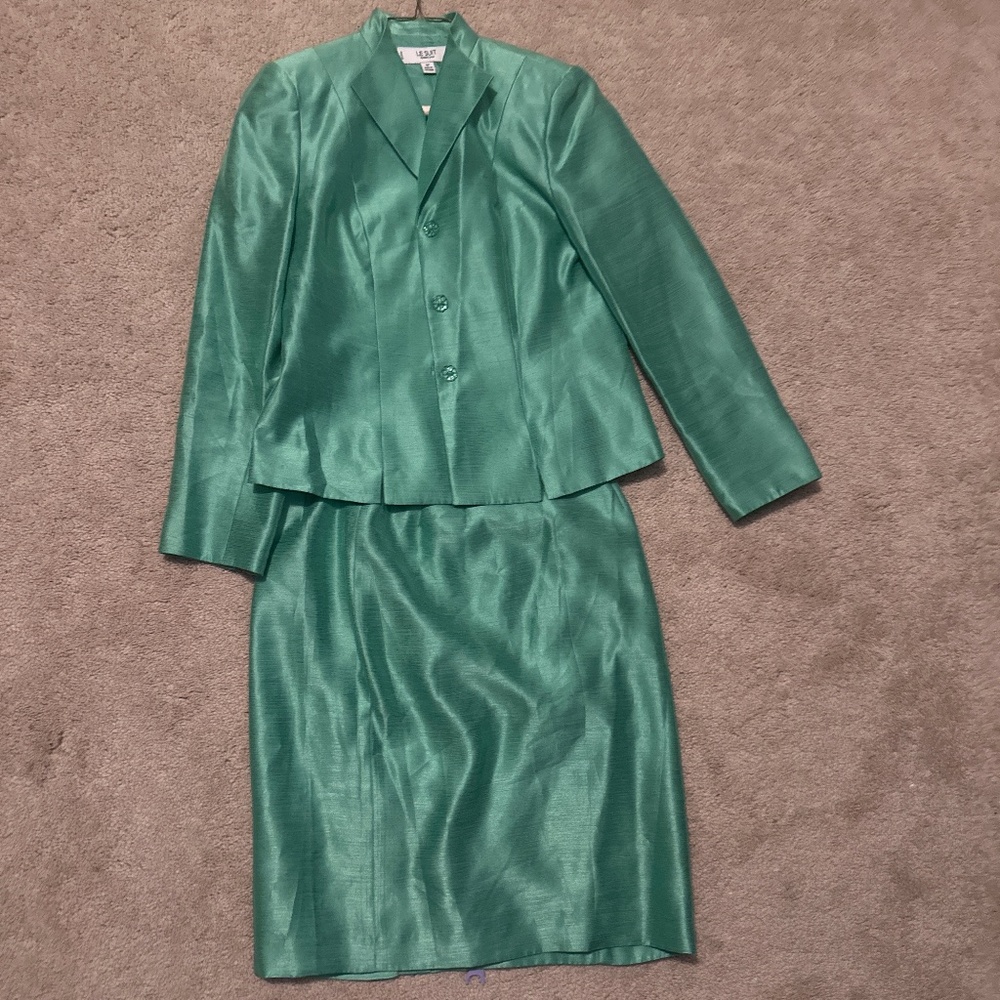 Skirt suit